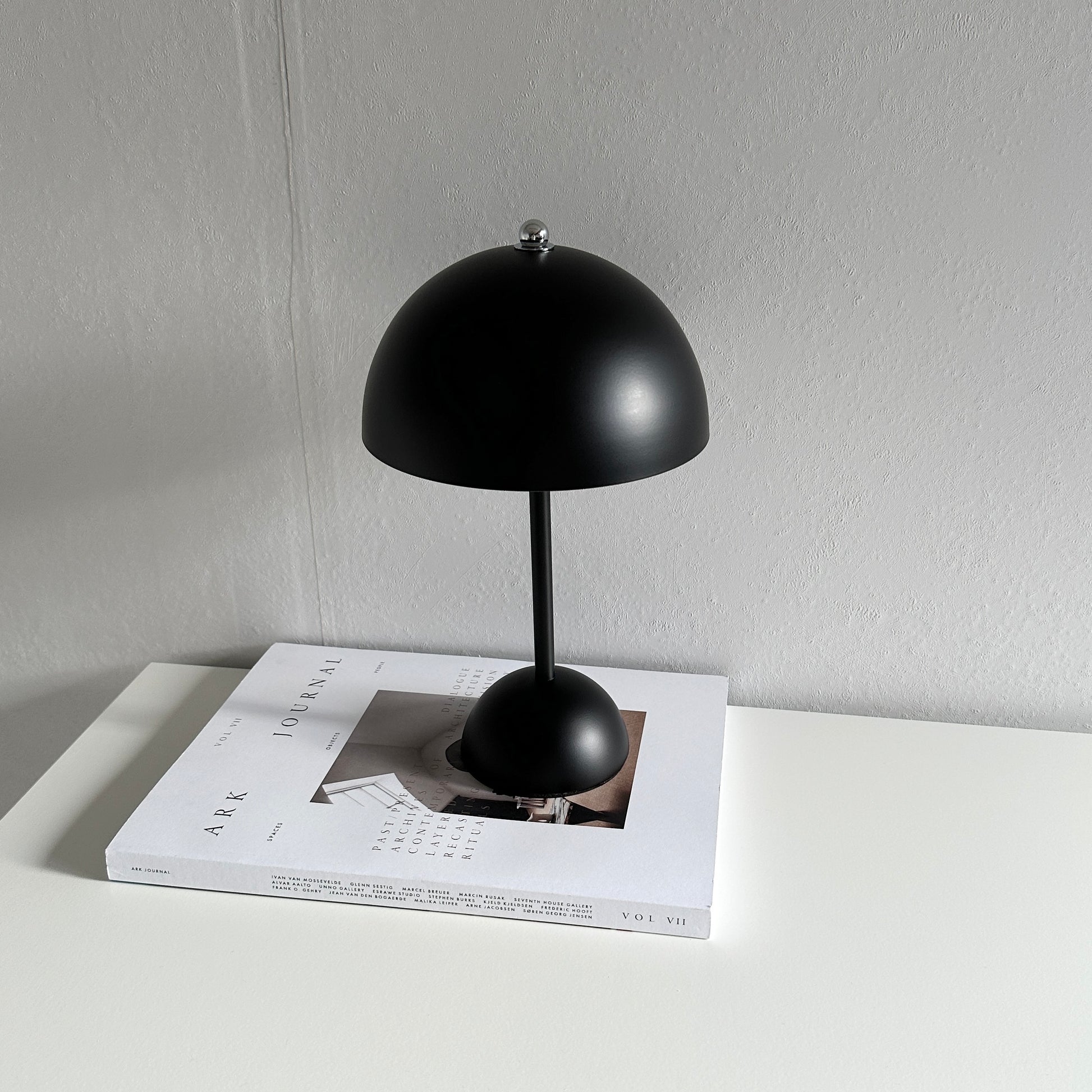 黒いマットの丸傘のテーブルライト