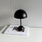 黒いマットの丸傘のテーブルライト