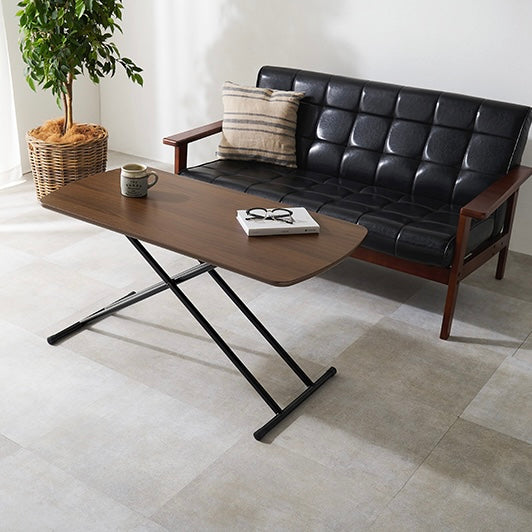 5段階に高さ調節可能なテーブルがソファ前に置かれている様子