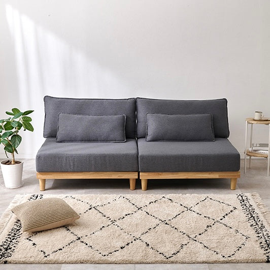 座面が広い2人掛けのソファが並んで置かれている様子