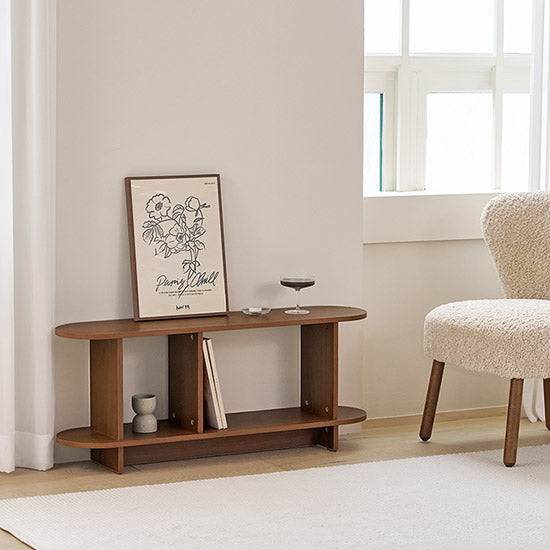 Roomnhomeバルトラウンドシェルフは暖かみのある茶色の木製コンソールテーブルで本と装飾品を置けます。