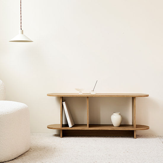 Minimalistでライトナチュラル仕上げの木製コンソールテーブルで丸みのある2つの棚があるroomnhomeバルトラウンドシェルフ