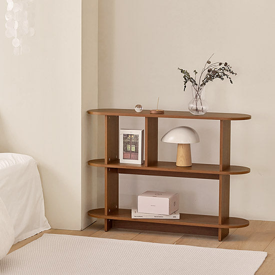 Roomnhomeのバルトラウンドシェルフは曲線シェルフ付きのミニマルな木製コンソールテーブルです