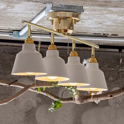 ホワイトカラーの4灯シーリングライトが天井に設置されている