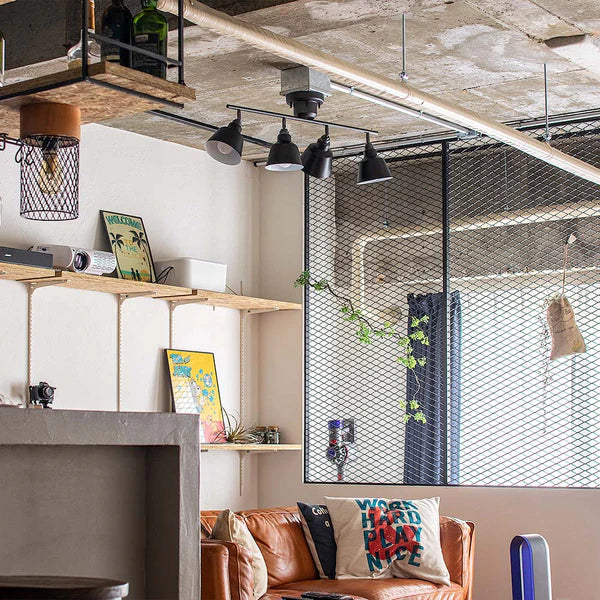 ブラックカラーの4灯シーリングライトが天井に設置されている