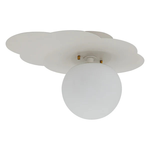 雲をモチーフとしたシーリングライトが天井に設置されている様子