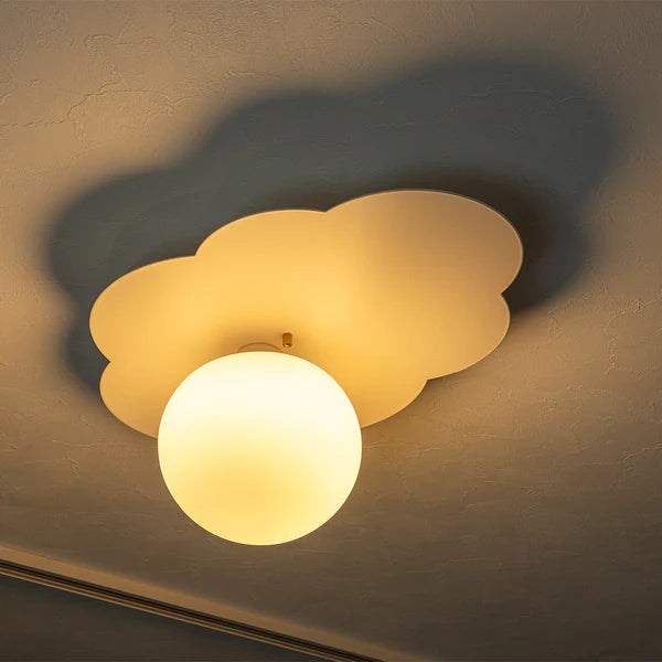 雲をモチーフとしたシーリングライトが天井に設置されている様子