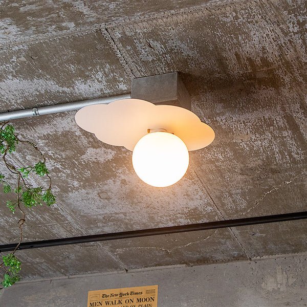 雲をモチーフとしたシーリングライトが天井に設置されている様子