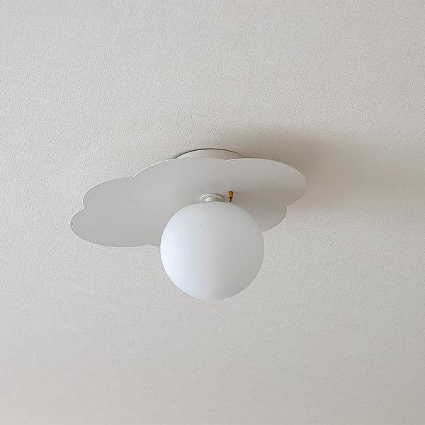 雲をモチーフとしたシーリングライトが天井に設置されている様子