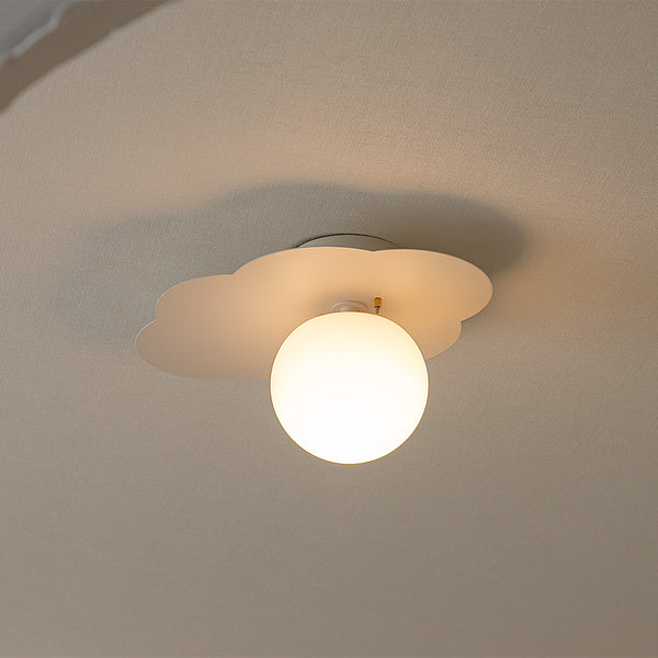 雲をモチーフとしたシーリングライトが天井に設置されている様子