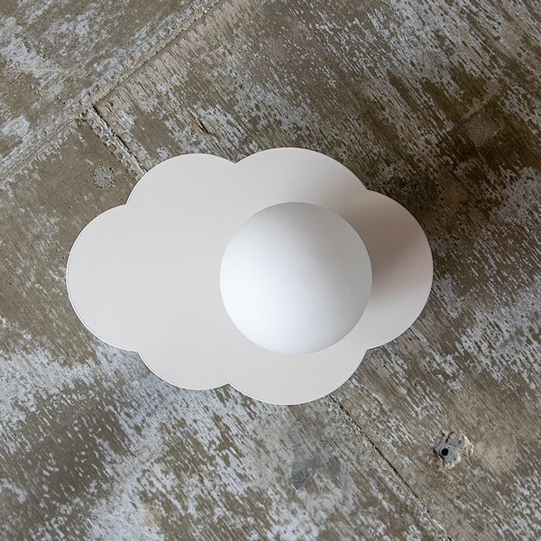 雲をモチーフとしたシーリングライトが天井に設置されている様子