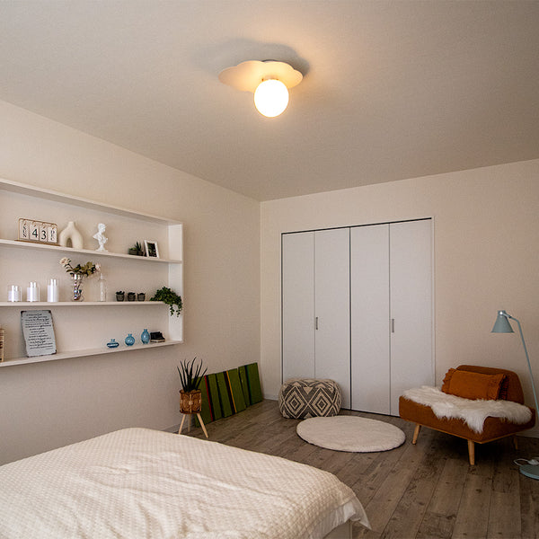 雲をモチーフとしたシーリングライトが天井に設置されている様子