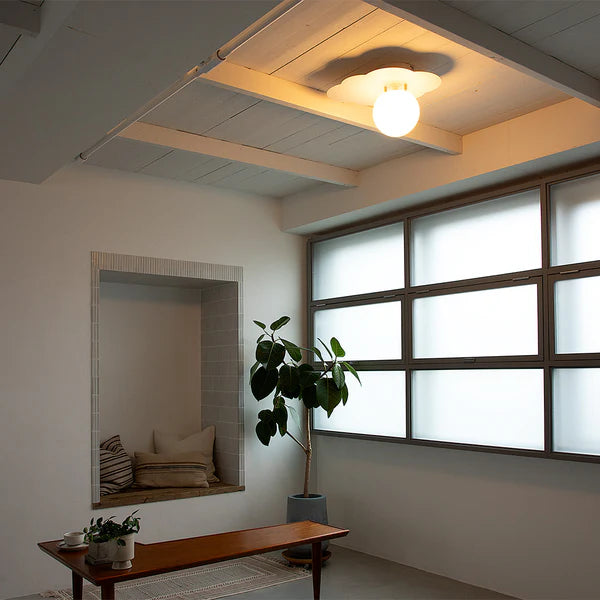 雲をモチーフとしたシーリングライトが天井に設置されている様子