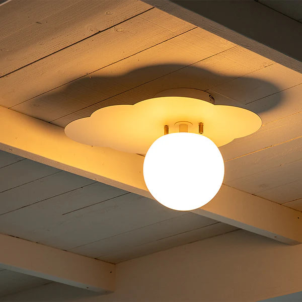 雲をモチーフとしたシーリングライトが天井に設置されている様子