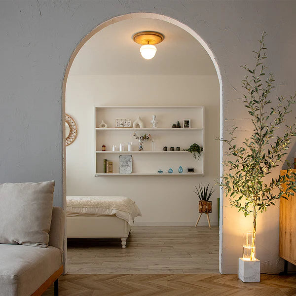 天然木とガラスシェードを組み合わせたシーリングライトが天井に設置されている様子