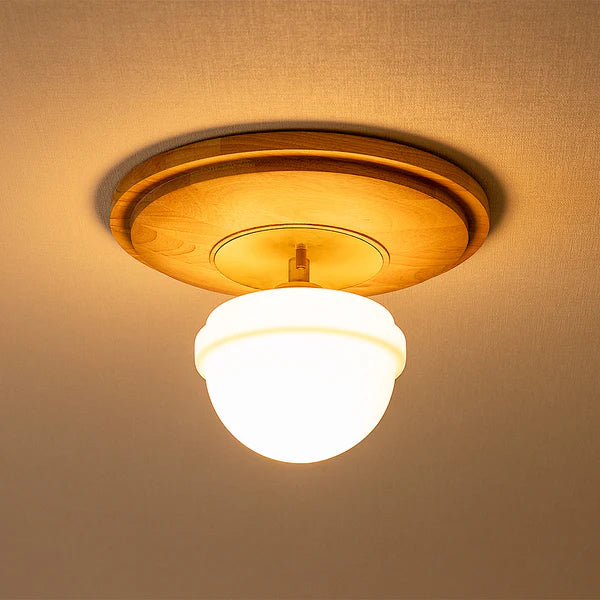 天然木とガラスシェードを組み合わせたシーリングライトが天井に設置されている様子