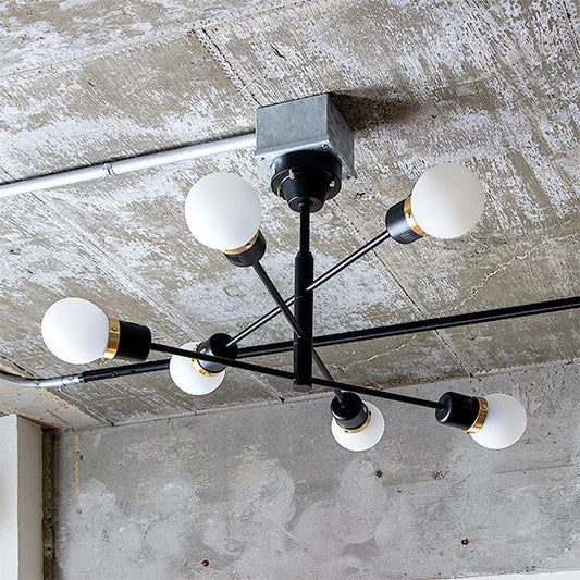 6つ電球が付いたシーリングライトが天井に付けられている