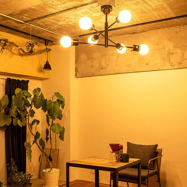 部屋に設置された6つ電球が付いたシーリングライトがオレンジ色に調光されている