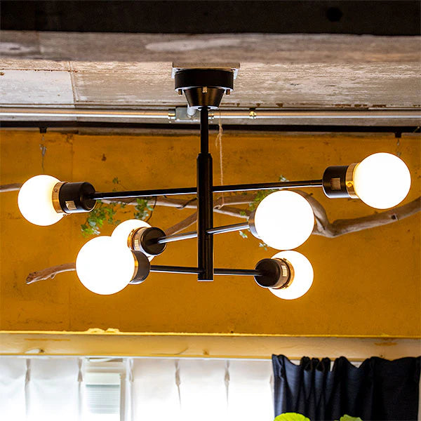 6つ電球が付いたシーリングライトが天井に設置されている