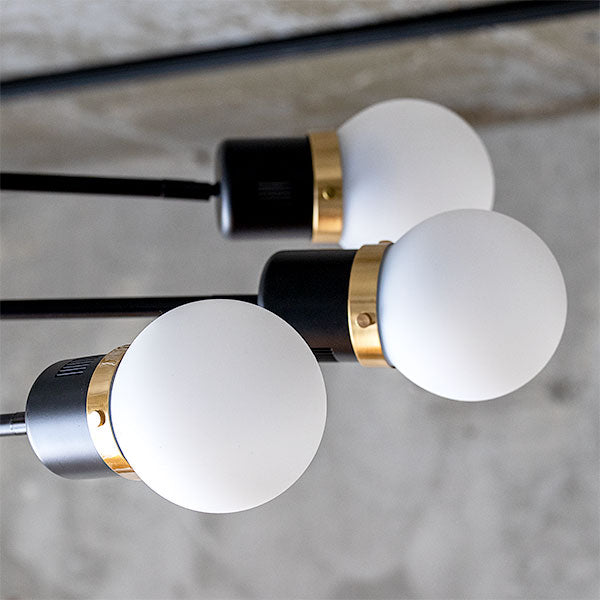 6つ電球が付いたシーリングライト