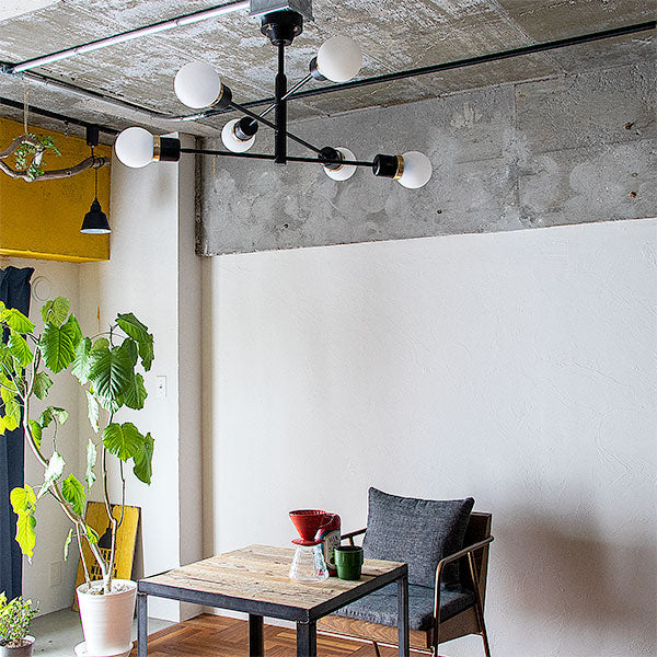 6つ電球が付いたシーリングライトがリビングに設置されている