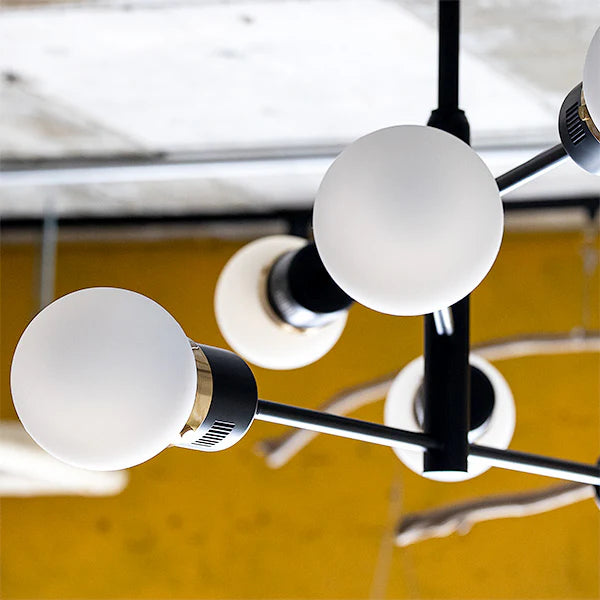 6つ電球が付いたシーリングライト