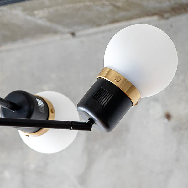 6つ電球が付いたシーリングライト