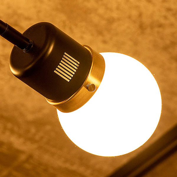 6つ電球が付いたシーリングライト