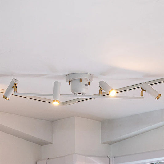 4つ電球がついたLEDシーリングライトのホワイトカラー