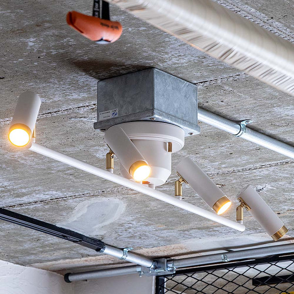 4つ電球がついたLEDシーリングライトのホワイトカラーがリビングの天井についている