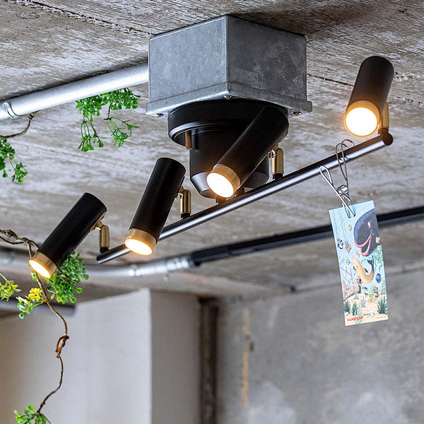 4つ電球がついたLEDシーリングライト