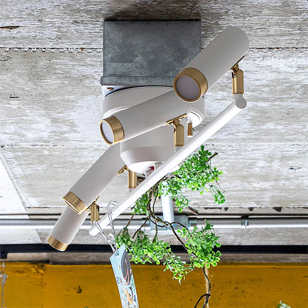 4つ電球がついたLEDシーリングライトのホワイトカラー