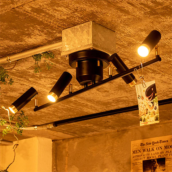 4つ電球がついたLEDシーリングライトがオレンジ色に調光されている