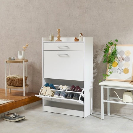 ホワイトのフラップ扉式のシューズケース