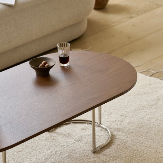 ウッド天板の楕円形のローテーブルがリビングに置かれている様子