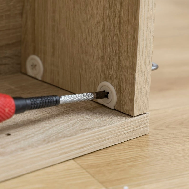 隙間に収まるナチュラルウッドカラーの収納ワゴンの組み立て時のネジとドライバーのアップの写真