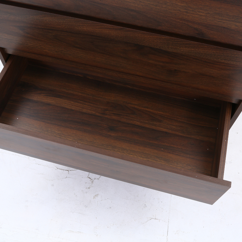 4段チェストウォルナットの引き出しの内部を写している様子