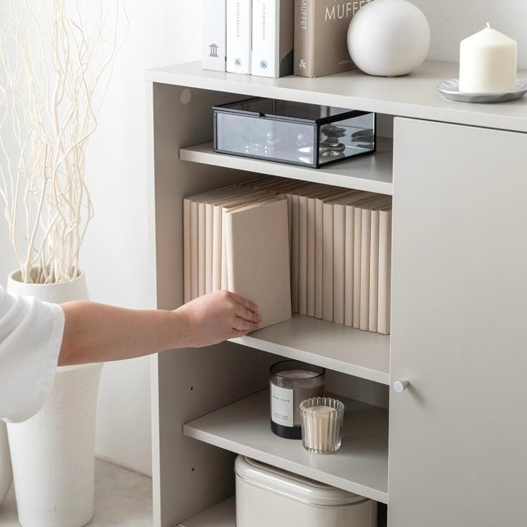 扉がスライド式の棚に本が収納されている