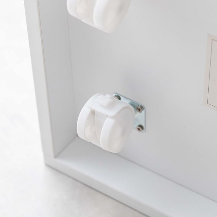 4つの収納スペースが付いたサイドテーブルにもなる収納ワゴンの底面に付いた白いキャスターのアップの写真