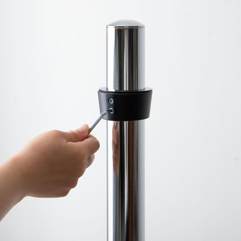 シルバーポールのテレビスタンドのネジをしめている様子