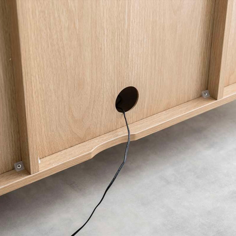 ルーバー扉とひき引き出し収納がついたキャビネットの裏面の穴