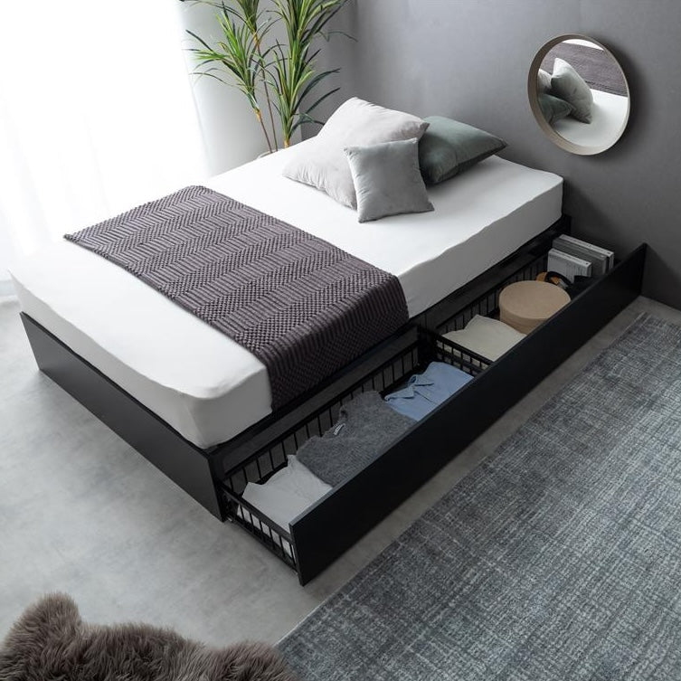 シンプルな黒のベッドフレームに2杯の引き出しが付いていて、シックな雰囲気の部屋で使っている