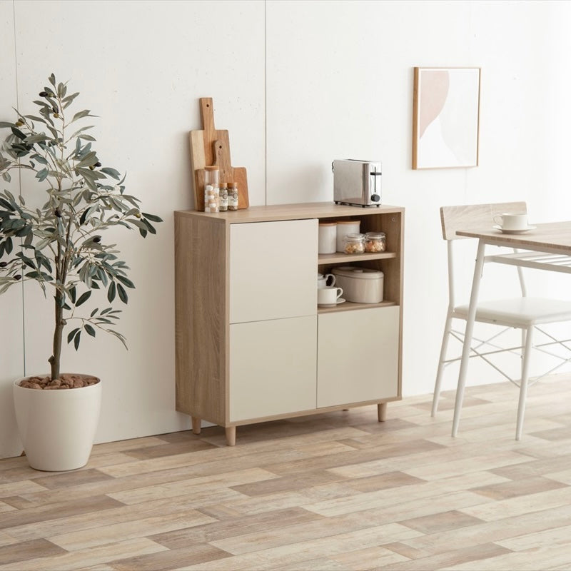 リビングに置かれたキャビネットにキッチン用品が収納されている