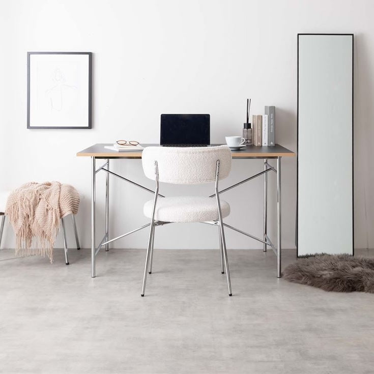 ホワイトのもこもこな素材のダイニングチェアをデスクチェアとして置いている様子