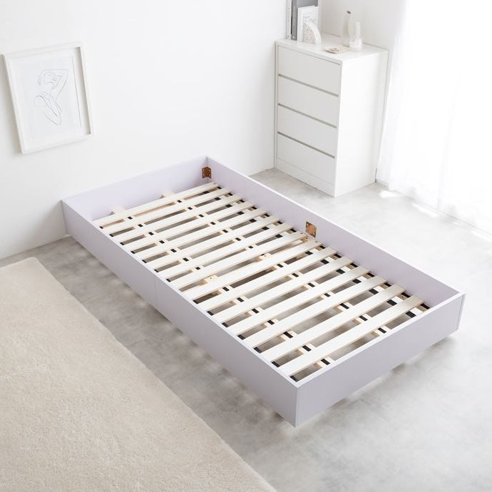 マットレスがズレにくい「ドロップマット構造」の白のローベッドフレーム