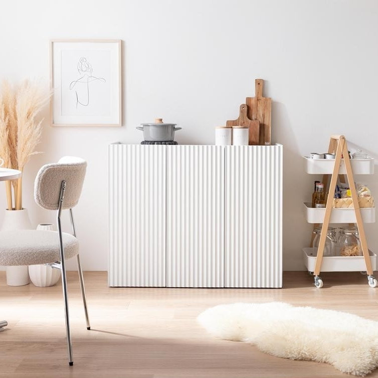 波型扉のホワイトのキャビネットをダイニングに置いている様子