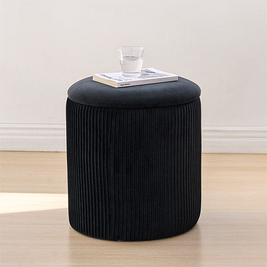 ブラックの楕円型のプリーツ収納がテーブルとして使われている様子