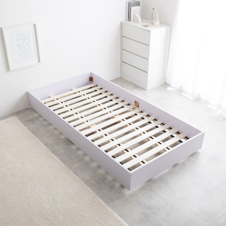 マットレスがズレにくい「ドロップマット構造」の白のローベッドフレームの写真