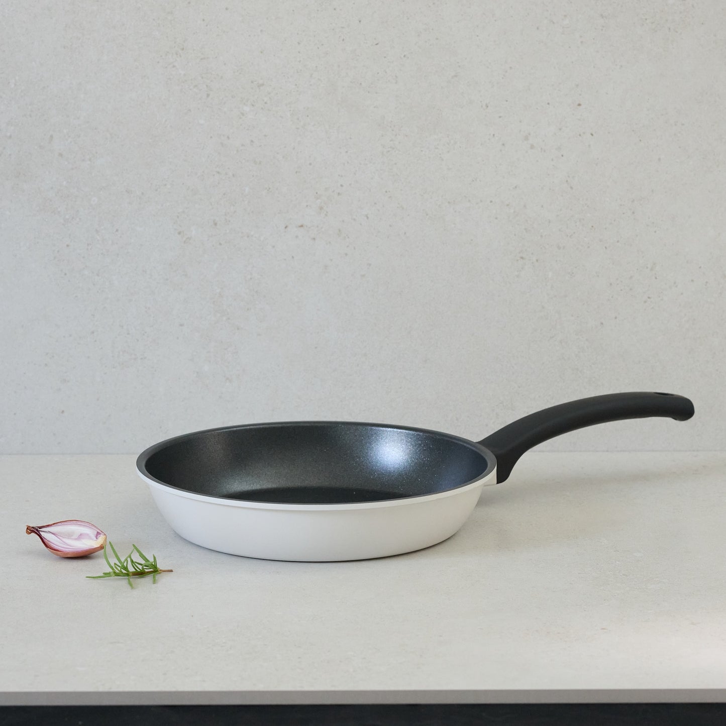 白と黒のモノクロカラーのお洒落なフライパン