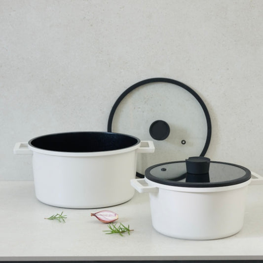 蓋付きの両手鍋が2つ並べて置かれている